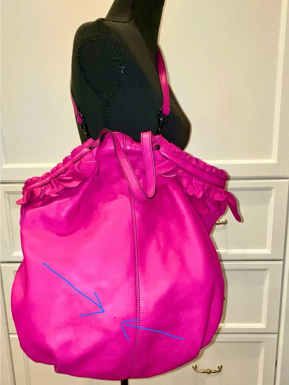 XL Preowned Valentino Garavani Fuscia Hobo Bag